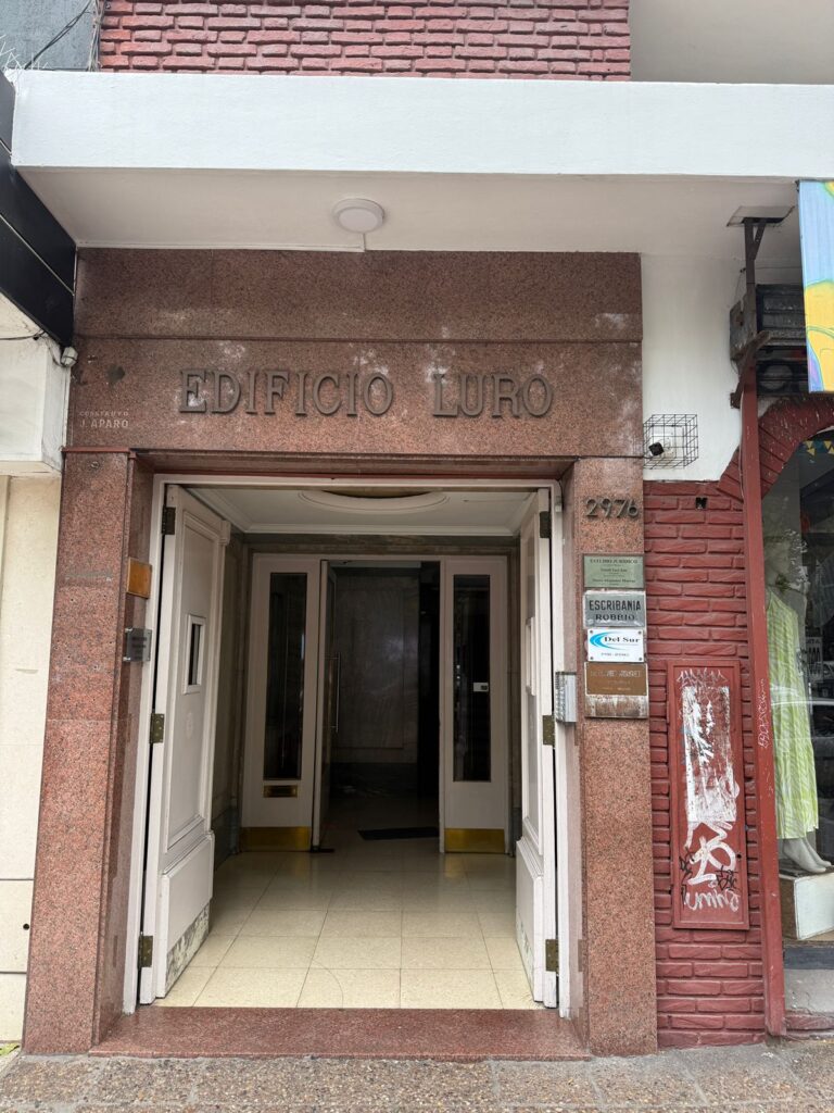 Puerta del estudio jurídico en Av Luro 2976 1° piso Oficina 11 Mar del Plata