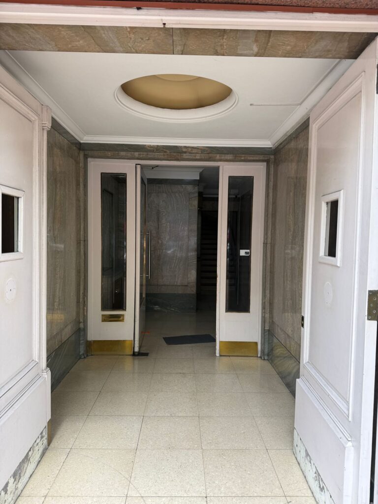 Puerta del estudio jurídico en Av Luro 2976 1° piso Oficina 11 Mar del Plata